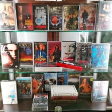 Filmy z devadesátých let na VHS kazetách. Foto: Kamila Dvořáková