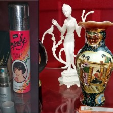 Slavný parfém Impulse a módní čínské dekorativní předměty. Foto: Kamila Dvořáková