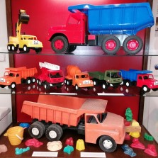 Slavná oranžová "Tatrovka", plastová auta a bábovičky na písek. Foto: Kamila Dvořáková