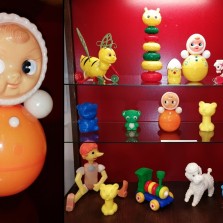Plastové hračky pro nejmenší a "cinkací" panenka ze SSSR. Foto: Kamila Dvořáková