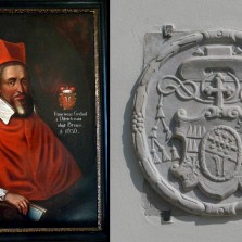 Erb na zdi radnice a portrét Františka kardinála z Ditrichštejna, který roku 1607 povýšil Žďár na město. Foto: Kamila Dvořáková