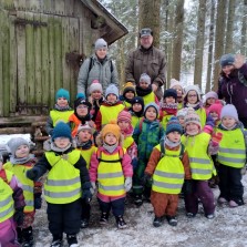 Dětem se v zimním lese líbí. Foto: MŠ Hvězdička
