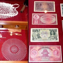 Typické místní výrobky a dobové bankovky. Foto: Kamila Dvořáková