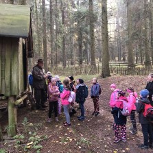 PhDr. Pavel Elbl poutavě vypráví o práci myslivce. Foto: Archiv 2. ZŠ, S. Kántorová