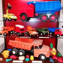 Plastová auta a hračky na písek. Foto: Kamila Dvořáková