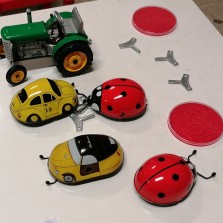 Plechové berušky, autíčka a traktor na klíček. Foto: Kamila Dvořáková