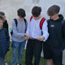 Studenti nad fotografiemi a dokumenty.  Foto: Kamila Dvořáková
