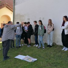 Mgr. Miloslav Lopaur vypráví o konci 2. světové války ve Žďáře.  Foto: Kamila Dvořáková