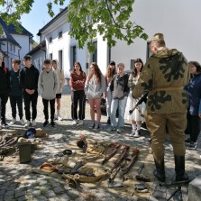Studenti naslouchají vyprávění o bojích za 2. sv. války. Foto: Kamila Dvořáková