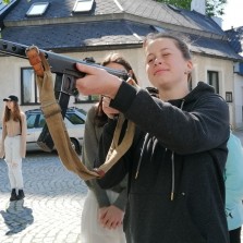 Vyprávění o odstřelovačkách děvčata zaujalo. Foto: Kamila Dvořáková