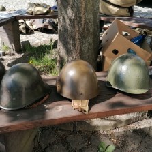 Helmy bojujících armád. Foto: Kamila Dvořáková