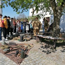Před tvrzí se mládež dozvěděla mnoho zajímavého. Foto: Kamila Dvořáková