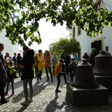 Návštěvníci se scházejí před hlavní budovou Regionálního muzea. Foto: Kamila Dvořáková