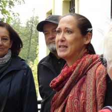 Mgr. Renata Landgráfová, Ph.D. zve účastníky vernisáže na cestu do dějin starověkého Egypta. Foto: Kamila Dvořáková