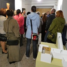 Účastníci vernisáže napjatě naslouchají. Foto: Kamila Dvořáková