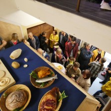 Tvrz chvílemi praská ve švech. Foto: Kamila Dvořáková