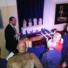 Postup mumifikace některé posluchače baví, některé děsí. Foto: Kamila Dvořáková