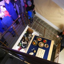 Pohled na obětiny zemřelým. Foto: Kamila Dvořáková