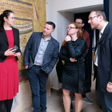 Mgr. Veronika Dulíková, Ph.D. vypráví zajímavosti o vyobrazeních na stěnách hrobky. Foto: Kamila Dvořáková