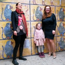 Pracovnice Českého egyptologického ústavu FF UK v Tutanchamonově hrobce. Foto: Kamila Dvořáková