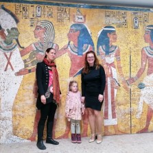 Mgr. Renata Landgráfová, Ph.D. a Mgr. Veronika Dulíková, Ph.D. mezi bohy a faraony. Děkujeme za úžasné vyprávění. Foto: Kamila Dvořáková