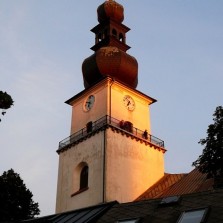 Věž kostela sv. Prokopa při západu slunce. Foto: Kamila Dvořáková