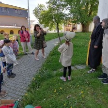 Děti z MŠ se seznamují s rytířem. Foto: Kamila Dvořáková
