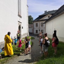 Odpolední zastavení pro děti s rodiči a Smil z Lichtenburka. Foto: Martina Schutová