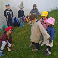 Středověké kostýmy a příběhy děti baví. Foto: Martina Schutová