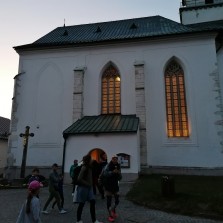 Lidé se scházejí do kostela na přednášku Mgr. Stanislava Mikuleho. Foto: Kamila Dvořáková