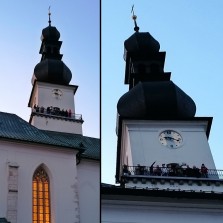 Návštěvníci na věži kostela po setmění. Foto: Kamila Dvořáková