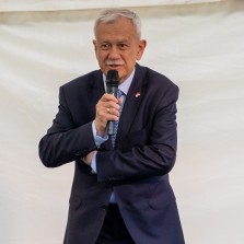 Návštěvníky zdraví starosta nového partnerského města Žďáru polského Lešna. Foto: Milan Šustr