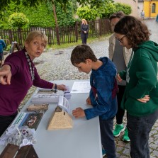 Na infocentru před tvrzí se činí Jarmila Krejčová. Foto: Milan Šustr