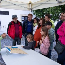 První zastavení před tvrzí. Foto: Milan Šustr