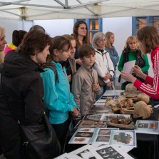 Zastavení antropologů ve dvoře Moučkova domu. Foto: Milan Šustr