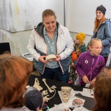 Bc. Lucie Rybová poutavě vypráví o kostech, nemocech i léčení ve starověkém Egyptě. Foto: Milan Šustr