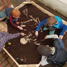 Děti na archeologickém nalezišti. Foto: Hrdličkovo muzeum člověkaa