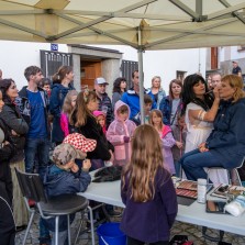 Vyprávění o módě i líčení zaujalo mnoho návštěvníků. Foto: Milan Šustr