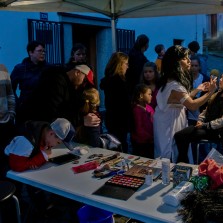 Zájem nekončí ani po setmění. Foto: Milan Šustr