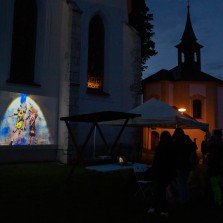 Zastavení věnované staroegyptskému náboženství po setmění. Foto: Milan Šustr