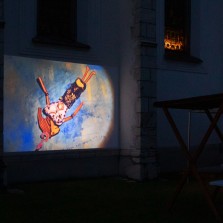 Doprovodné promítání na zeď kostela sv. Prokopa. Foto: Milan Šustr