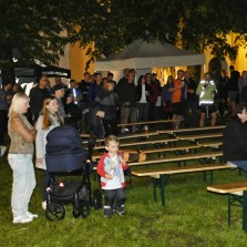 Posluchači hudby ve tmě. Foto: Miloslav Lopaur