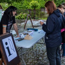 Mgr. Miloslav Lopaur v egyptském úboru vypomáhá na infocentru. Foto: Milan Šustr