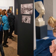 Návštěvníci si prohlíží výstavu Kouzlo objevování. Foto: Milan Šustr