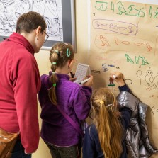 Návštěvníci píší pomocí hieroglyfů. Foto: Milan Šustr