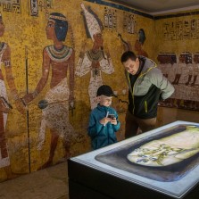 Návštěvníci v hrobce. Foto: Milan Šustr