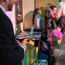 Návštěvníci nad mumií. Foto: Milan Šustr