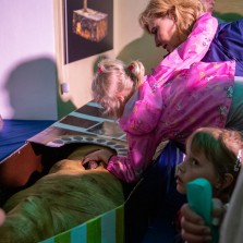 Malá "mumifikátorka" v akci. Foto: Milan Šustr