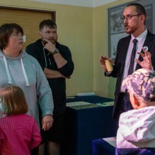 Popis postupu mumifikace Mgr. Stanislavem Mikulem je místy lehce drsnějšího ražení. Foto: Milan Šustr