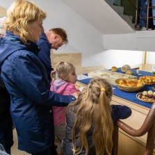 Návštěvníci a obětiny zemřelým. Foto: Milan Šustr